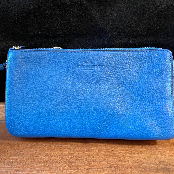 Beautiful Blue Coach Wristlet with Organization